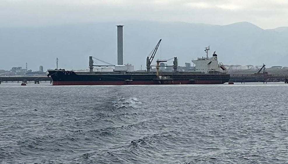 Ian Taylor agencia nave en Mejillones en su viaje inaugural con sistema de propulsión asistida por viento