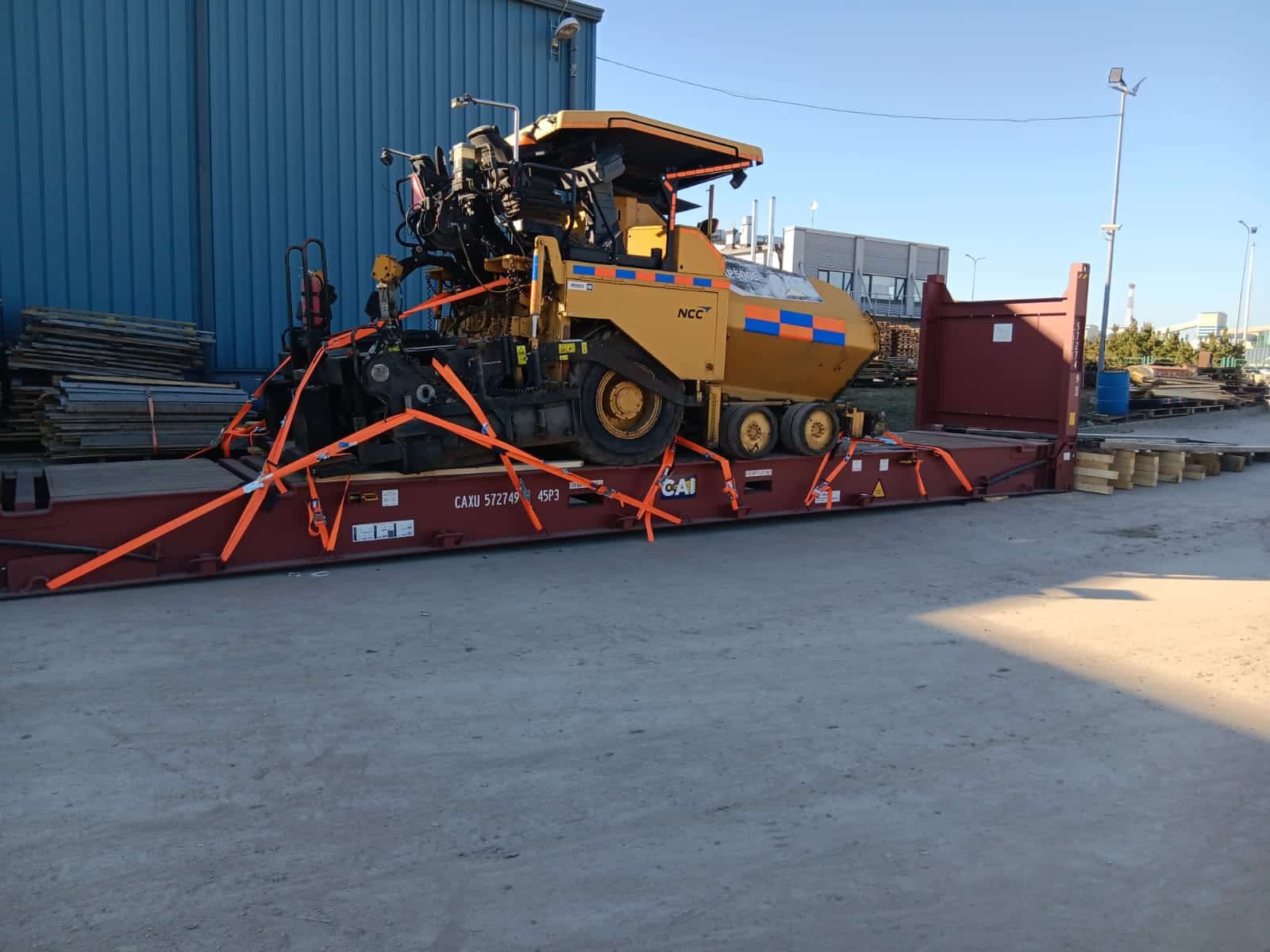 importación de pavimentadora Caterpillar mediante contenedor flat rack
